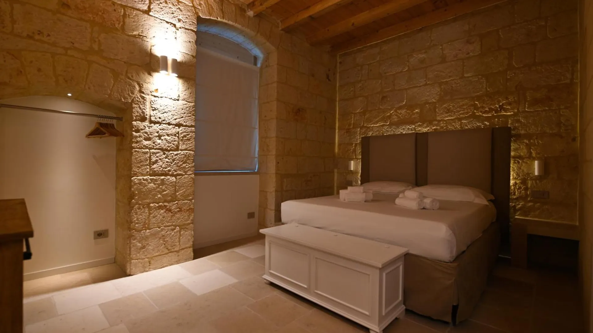 Bed and Breakfast Palazzo Momi Bari 0*,  Italia